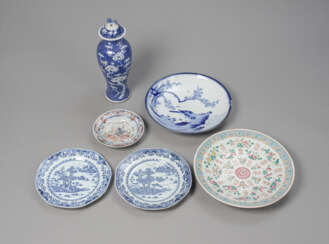 Krakelierte Vase mit Drachen-Reliefdekor, blau-weiße Deckelvase aus Porzellan und fünf Teller