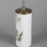 Zylindrische Hutständer aus Porzellan mit polychromer Darstellung von 'Wang Xizhi und Gans' - фото 2
