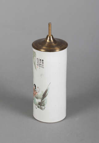 Zylindrische Hutständer aus Porzellan mit polychromer Darstellung von 'Wang Xizhi und Gans' - Foto 2