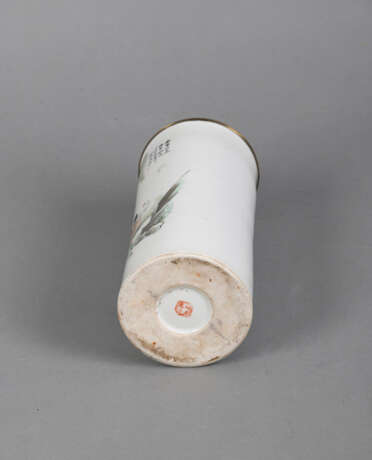 Zylindrische Hutständer aus Porzellan mit polychromer Darstellung von 'Wang Xizhi und Gans' - фото 3
