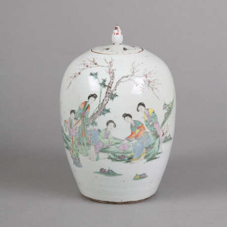 Polychrom bemalte Deckelvase aus Porzellan mit Dartellung von Damen im Garten, rückseitig Aufschrift - photo 1