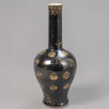 Schwarz glasierte Vase 'Yaoling zun' mit Medaillon-Dekor in Gold - photo 3