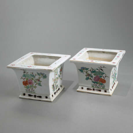 Paar rechteckige 'famille rose'-Cachepots aus Porzellan dekoriert mit Päonien- und Bambusdekor - Foto 1