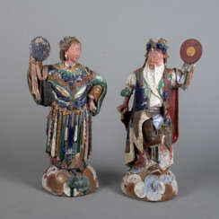 Zwei große Theaterfiguren aus Shiwan-Keramik mit polychromer Bemalung