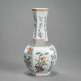 Hexagonale 'famille rose'-Vase mit Blumendekor der vier Jahreszeiten - photo 1