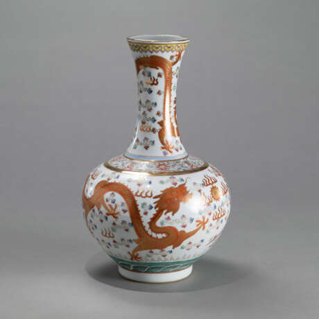 'Famille rose'-Flaschenvase (Shangping) aus Porzellan mit Drachen- und Phoenixdekor, teils in Gold bemalt - Foto 1