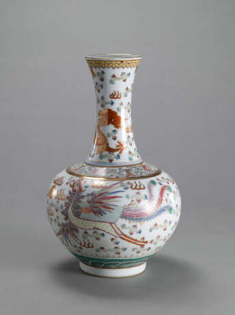 'Famille rose'-Flaschenvase (Shangping) aus Porzellan mit Drachen- und Phoenixdekor, teils in Gold bemalt - photo 2