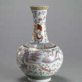 'Famille rose'-Flaschenvase (Shangping) aus Porzellan mit Drachen- und Phoenixdekor, teils in Gold bemalt - photo 2