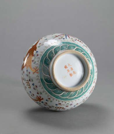 'Famille rose'-Flaschenvase (Shangping) aus Porzellan mit Drachen- und Phoenixdekor, teils in Gold bemalt - Foto 4