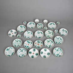 Gruppe Porzellan mit Grün-Email-Drachendekor: 19 Teller, 5 Schalen und 2 Kummen