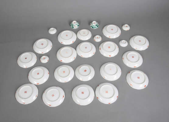 Gruppe Porzellan mit Grün-Email-Drachendekor: 19 Teller, 5 Schalen und 2 Kummen - фото 3