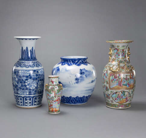 Zwei Kanton 'famille rose'-Vasen mit Palastszenen und zwei unterglasurblaue Vaen mit Landschafts- und Blumendekor - photo 2