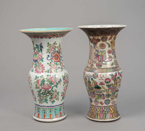 Zwei Porzellanvasen mit 'Famille rose'-Antiquitäten- und -Floraldekor - photo 3