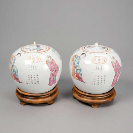 Paar Deckelvasen mit 'Famille rose'-'Wu Shuang Pu'-Dekor - photo 1