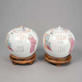 Paar Deckelvasen mit 'Famille rose'-'Wu Shuang Pu'-Dekor - Foto 1