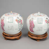Paar Deckelvasen mit 'Famille rose'-'Wu Shuang Pu'-Dekor - фото 3