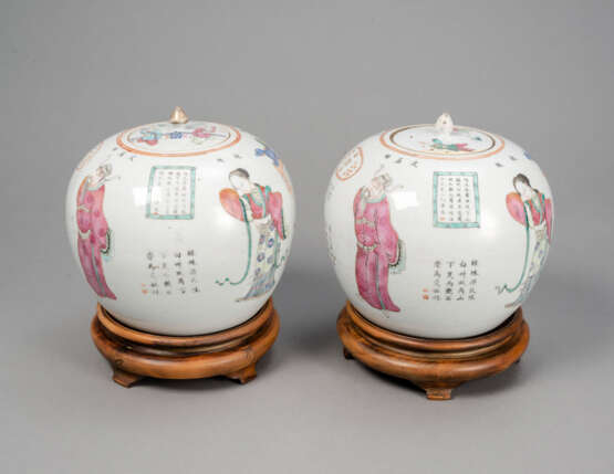 Paar Deckelvasen mit 'Famille rose'-'Wu Shuang Pu'-Dekor - фото 3