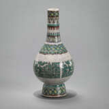 Flaschenvase mit archaistischem Dekor auf krakeliertem Grund - photo 1