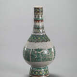 Flaschenvase mit archaistischem Dekor auf krakeliertem Grund - Foto 2