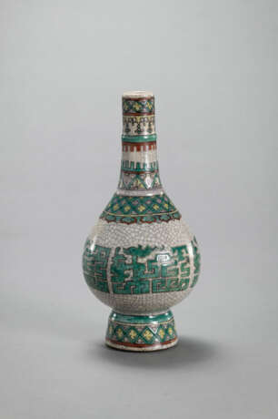 Flaschenvase mit archaistischem Dekor auf krakeliertem Grund - photo 2