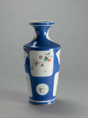 Puderblaue Schultervase aus Porzellan mit 'famille verte'-Blumendekor in Reserven - photo 2