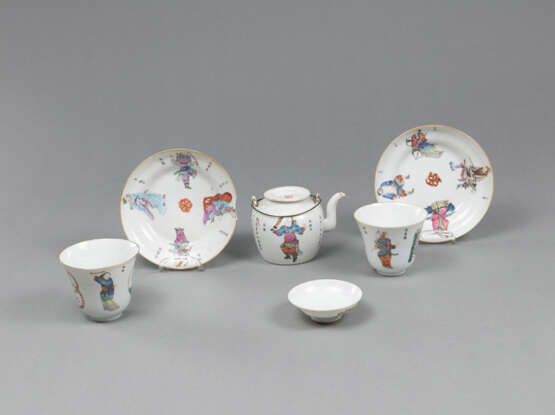 'Famille rose'-Teekännchen, zwei Teeschalen mit Unterteller und ein einzelner Deckel - photo 1