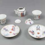 'Famille rose'-Teekännchen, zwei Teeschalen mit Unterteller und ein einzelner Deckel - photo 2