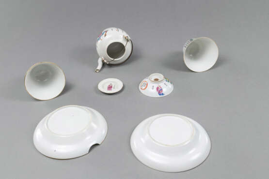 'Famille rose'-Teekännchen, zwei Teeschalen mit Unterteller und ein einzelner Deckel - photo 3