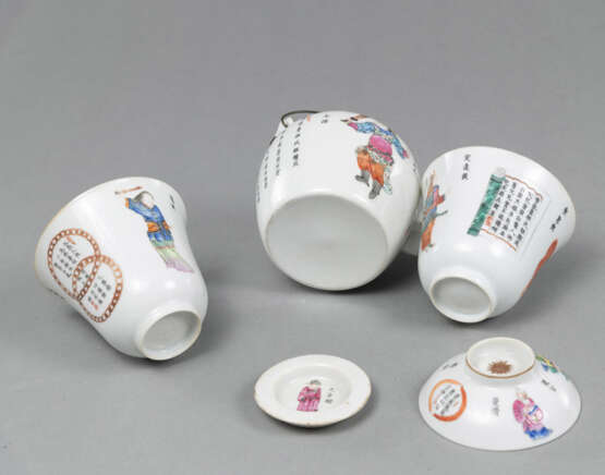 'Famille rose'-Teekännchen, zwei Teeschalen mit Unterteller und ein einzelner Deckel - photo 4