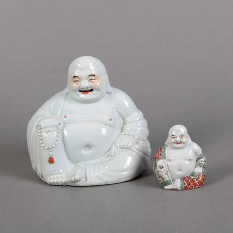 Zwei polychrom bemalte Porzellanfiguren des Budai - photo 1