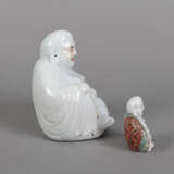 Zwei polychrom bemalte Porzellanfiguren des Budai - photo 2