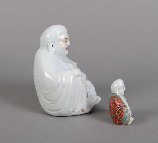 Zwei polychrom bemalte Porzellanfiguren des Budai - photo 2