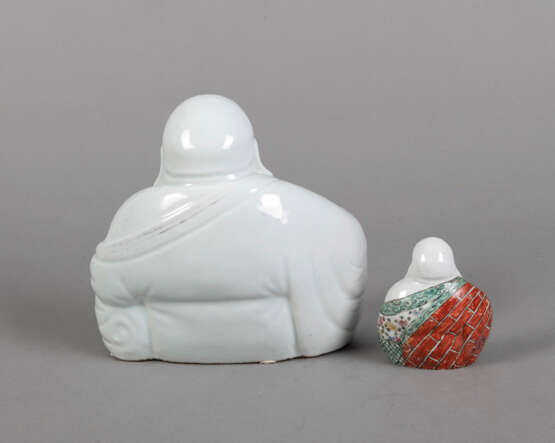 Zwei polychrom bemalte Porzellanfiguren des Budai - Foto 3