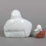 Zwei polychrom bemalte Porzellanfiguren des Budai - photo 3