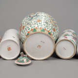 Zwei Hutständer, zwei Deckelvasen, eine Deckeldose und zwei Fußschalen mit 'Famille rose'-Dekor, u. a. 'Wu Shuang Pu' - фото 4