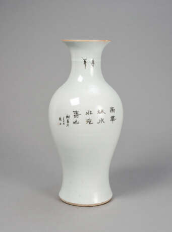 Polychrom bemalte 'qianjiang'-Porzellan-Balustervase mit Figuren in einer Gartenlandschaft - photo 2