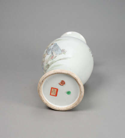 Polychrom bemalte 'qianjiang'-Porzellan-Balustervase mit Figuren in einer Gartenlandschaft - Foto 4
