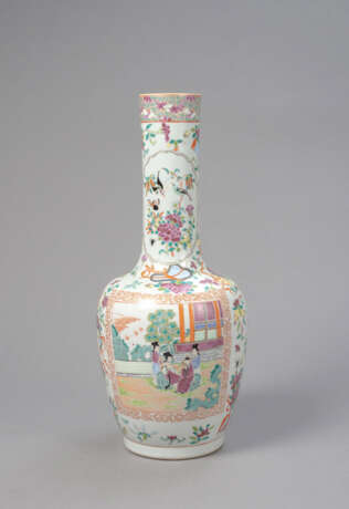Langhalsvase aus Porzellan mit 'Famille rose'-Dekor von Figuren, Blüten, Insekten und Vögeln - фото 2