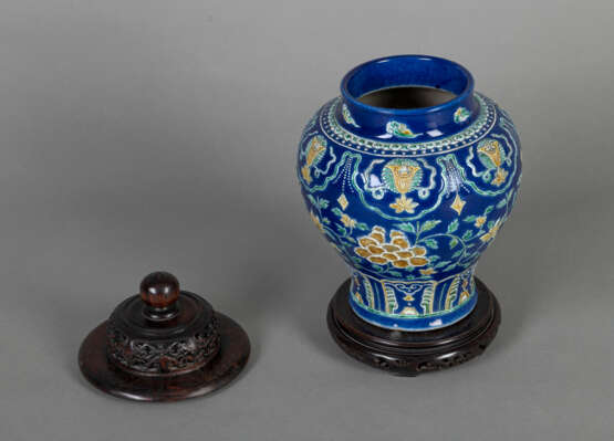 Balustervase aus Porzellan mit 'Fahua'-Lotosdekor mit eingelegtem Holzdeckel - фото 3