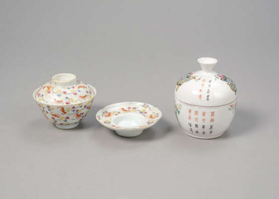 Zwei Deckelschalen aus Porzellan mit 'Famille rose'-Fledermaus- und -Antiquitätendekor - фото 2