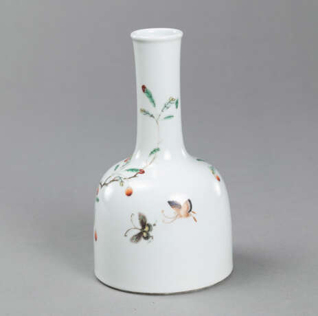 Porzellanvase in Schlegelform mit 'Famille rose'-Dekor von Goji-Zweigen und Schmetterlingen - photo 2