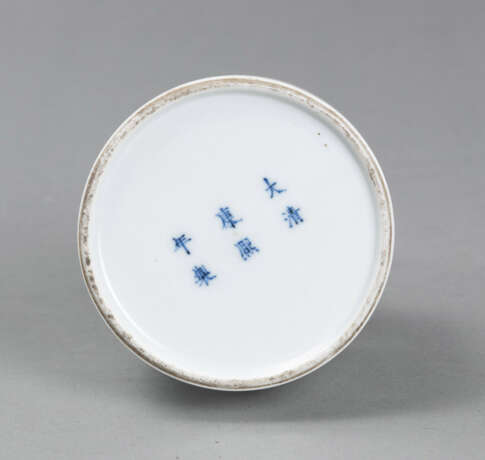 Porzellanvase in Schlegelform mit 'Famille rose'-Dekor von Goji-Zweigen und Schmetterlingen - photo 3