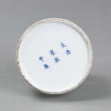 Porzellanvase in Schlegelform mit 'Famille rose'-Dekor von Goji-Zweigen und Schmetterlingen - photo 3