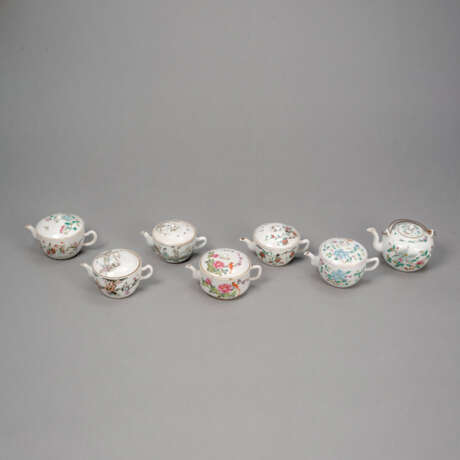 Sieben 'Famille rose'-Teekannen aus Porzellan - photo 1