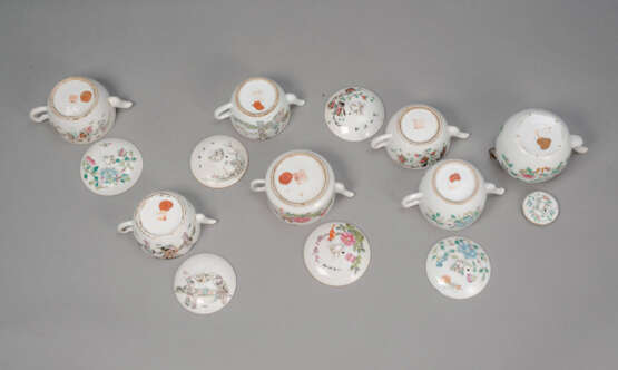 Sieben 'Famille rose'-Teekannen aus Porzellan - photo 3