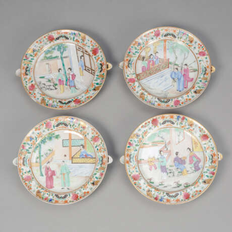 Vier Warmhalteplatten aus Porzellan mit 'Famille rose'-Figurendekor - Foto 1