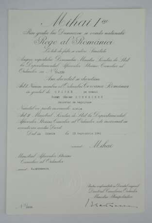 Rumänien : Orden der Krone von Rumänien, Offizierskreuz Urkunde für einen Wehrmachts Offizier. - фото 1