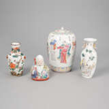 'Wu Shuang Pu'-Deckelvase aus Porzellan mit zwei kleineren 'Famille rose'-Vasen und einem Shoulao - photo 1