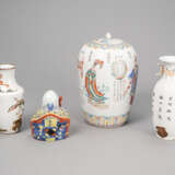 'Wu Shuang Pu'-Deckelvase aus Porzellan mit zwei kleineren 'Famille rose'-Vasen und einem Shoulao - фото 2