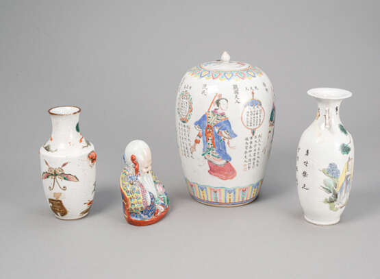 'Wu Shuang Pu'-Deckelvase aus Porzellan mit zwei kleineren 'Famille rose'-Vasen und einem Shoulao - photo 3